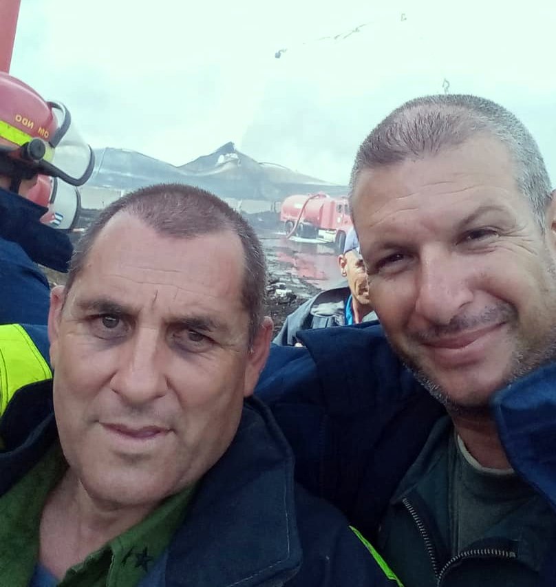 De izquierda a derecha: teniente coronel Eliecer Meneses Herrera, jefe del Cuerpo de Bomberos de Villa Clara, y capitán Ibrain Vicet Corcho, jefe de carro en el Comando 9 del Cuerpo de Bomberos de Villa Clara. Foto Cortesía del entrevistado De izquierda a derecha: teniente coronel Eliecer Meneses Herrera, jefe del Cuerpo de Bomberos de Villa Clara, y capitán Ibrain Vicet Corcho, jefe de carro en el Comando 9 del Cuerpo de Bomberos de Villa Clara. Foto Cortesía del entrevistado