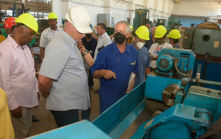 Presidente cubano, Miguel Díaz-Canel, en su visita a la central termoeléctrica Ernesto Guevara, en Santa Cruz del Norte. Presidente cubano, Miguel Díaz-Canel, en su visita a la central termoeléctrica Ernesto Guevara, en Santa Cruz del Norte.