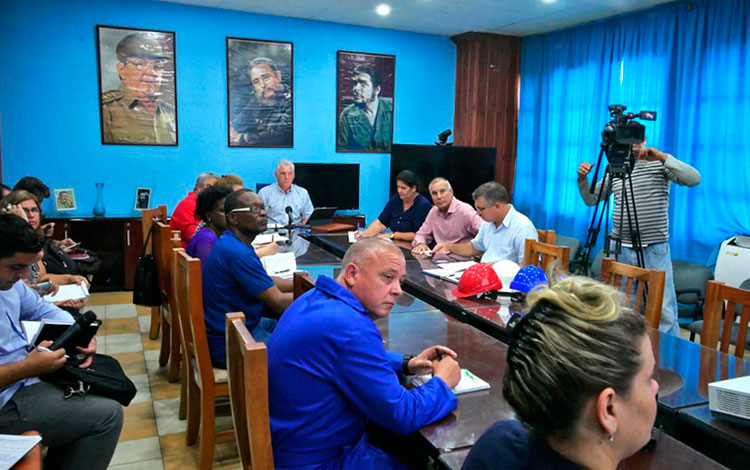 Reunión del presidente cubano en la termoeléctrica Máximo Gómez, de Mariel. Reunión del presidente cubano en la termoeléctrica Máximo Gómez, de Mariel.
