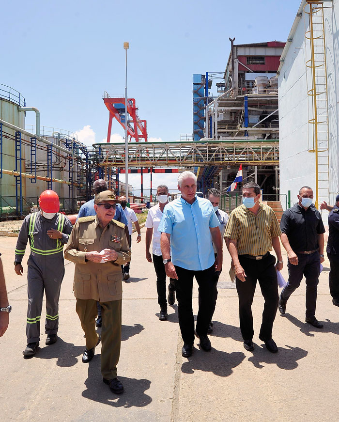General de Ejército Raúl Castro Ruz y el presidente cubano, Miguel Díaz-Canel Bermúdez, recorren la termoeléctrica Lino Ramón Pérez, de Felton, Holguín. General de Ejército Raúl Castro Ruz y el presidente cubano, Miguel Díaz-Canel Bermúdez, recorren la termoeléctrica Lino Ramón Pérez, de Felton, Holguín.