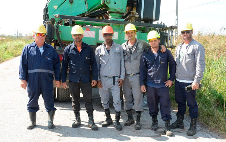 Esnaidel Lima, jefe de Brigada, junto a sus compañeros linieros. Esnaidel Lima, jefe de Brigada, junto a sus compañeros linieros.