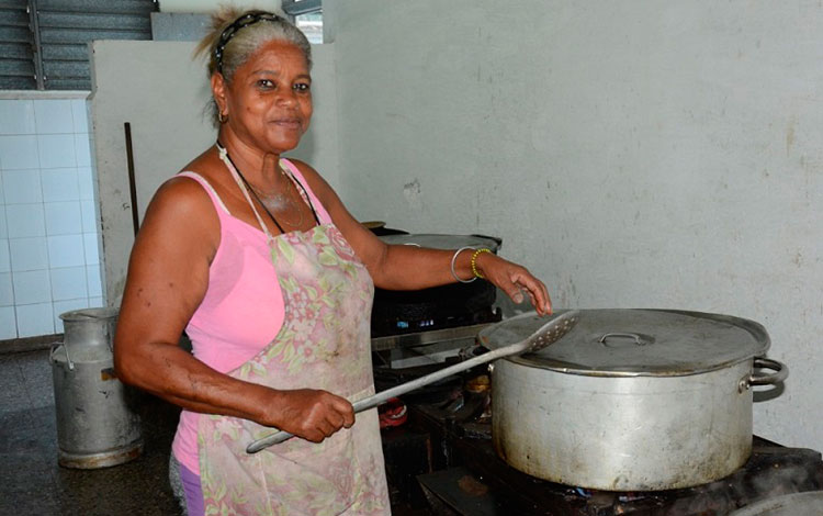 Luz María Delgado Mestre, cocinera de la brigada de eléctricos de Villa Clara. Luz María Delgado Mestre, cocinera de la brigada de eléctricos de Villa Clara.