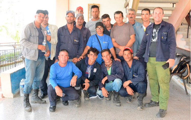 Grupo de trabajadores de la Empresa Eléctrica de Villa Clara que laboran en Consolación del Sur, Pinar del Río. Grupo de trabajadores de la Empresa Eléctrica de Villa Clara que laboran en Consolación del Sur, Pinar del Río.