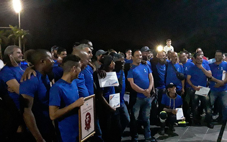 Trabajadores eléctricos de Villa Clara regresan de Pinar del Río.