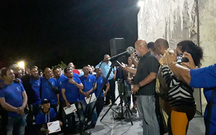 Osnay Miguel Colina, primer secretario del Partido en Villa Clara, da la bienvenida a los trabajadores eléctricos de la provincia que laboraron en Pinar del Rí­o.