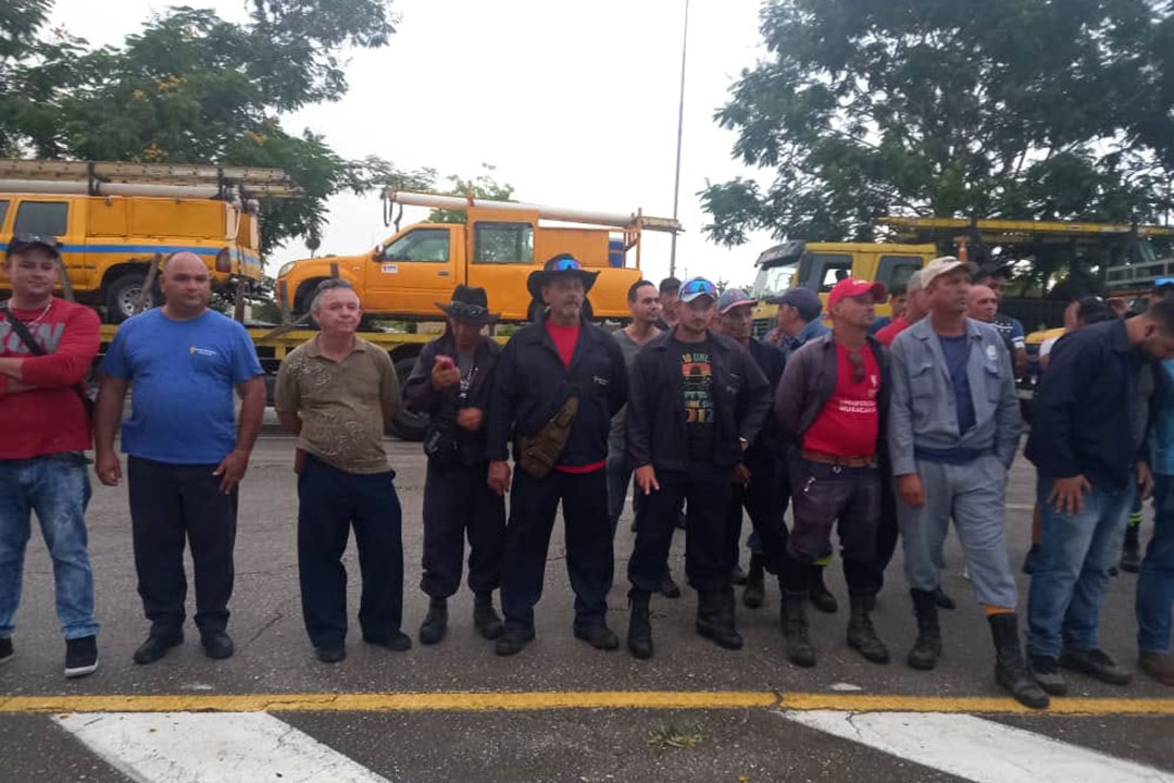 Trabajadores eléctricos de Villa Clara antes de partir hacia Pinar del Río.