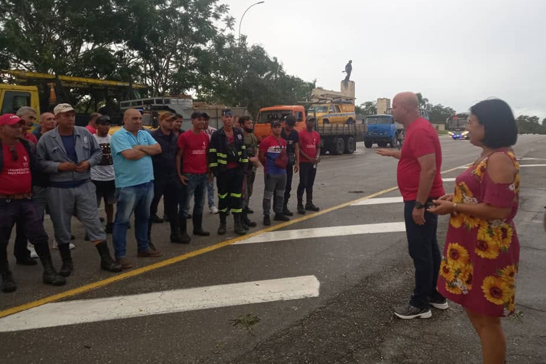 Osnay Miguel Colina Rodríguez, primer secretario del Partido en Villa Clara despide a los trabajadores eléctricos que laborarán en Pinar del Río.