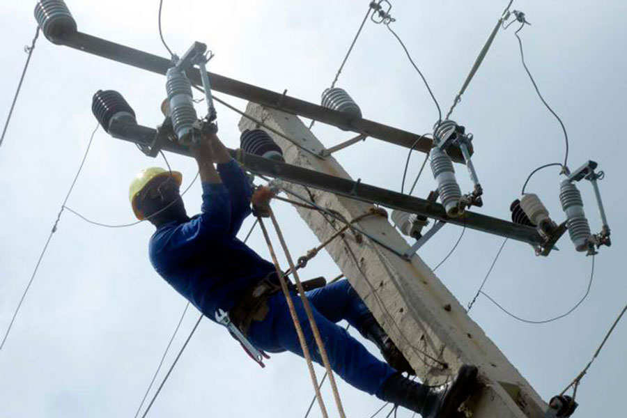 Liniero de la empresa eléctrica trabaja en zonas afectadas por el huracán Idalia.