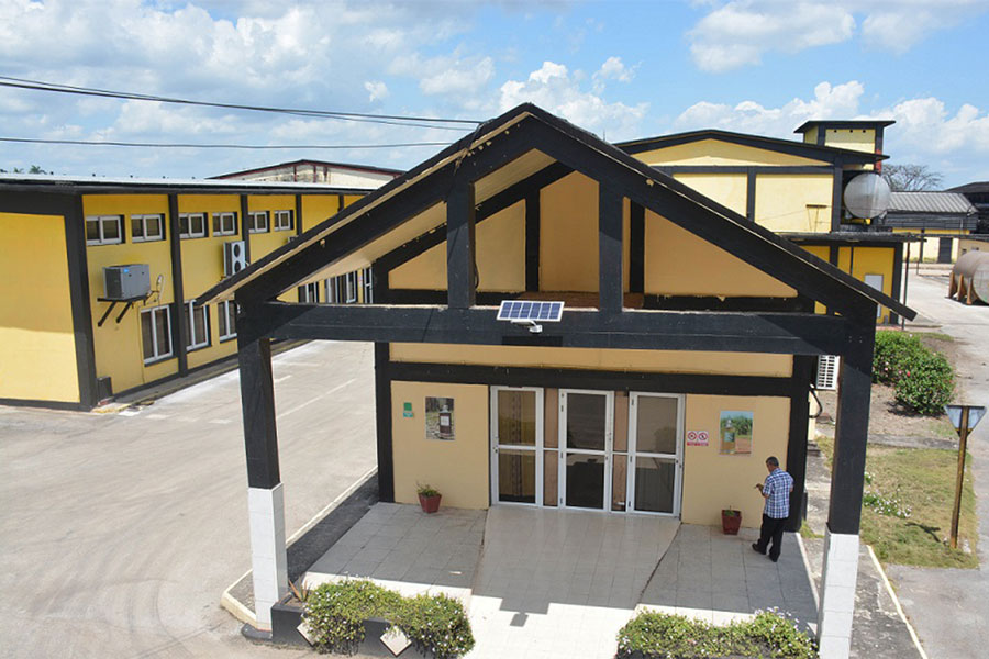 Uso de energía solar en la ronera central en Villa Clara.