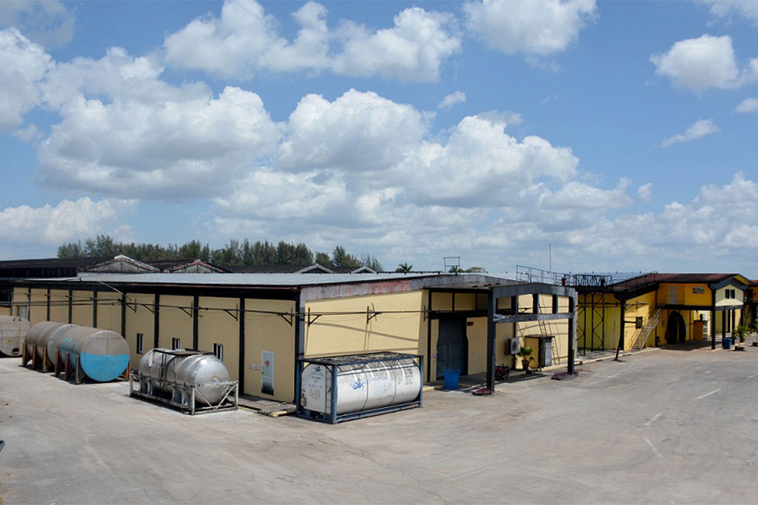 Paneles solares en las naves de la ronera central en Villa Clara.
