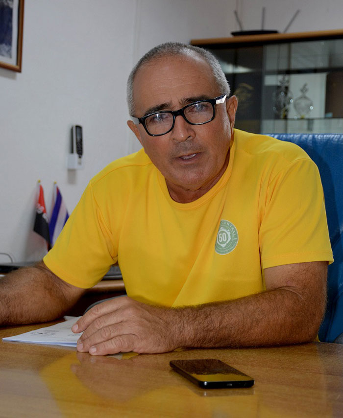 Rubén Armas Díaz. director de la Ronera Central Agustín Rodríguez Mena.