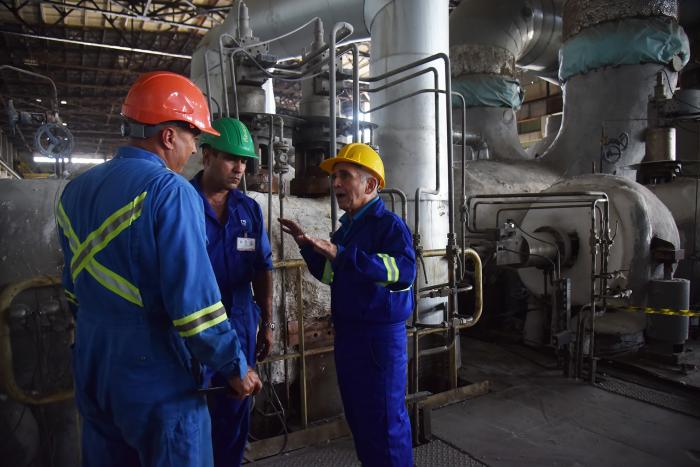 Alfredo López Valdés, director general de la Unión Eléctrica (UNE), con trabajadores de la termoeléctrica Máximo Gómez, de Mariel.