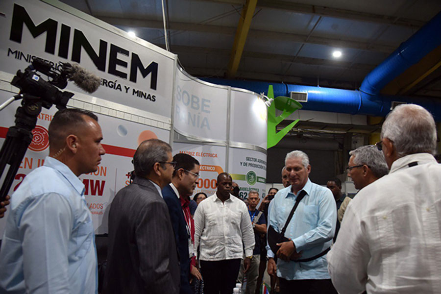 Presidente cubano recorre Feria Internacional de Energías, en La Habana.