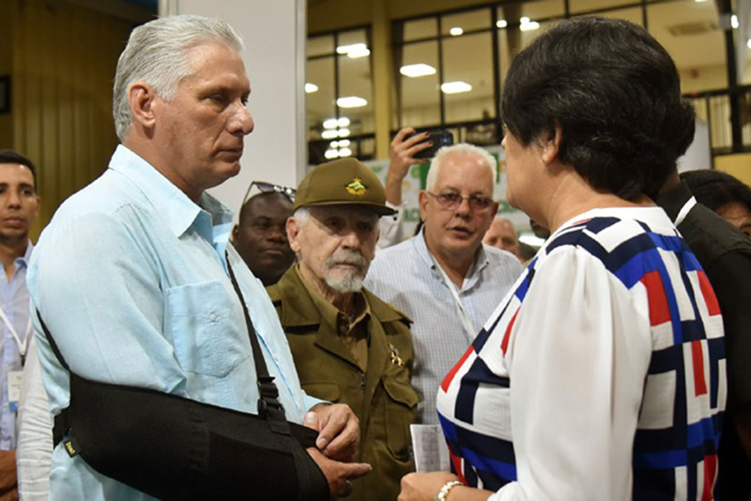 ´Presidente cubano, Miguel Díaz-Canel, recorre Feria de energías.