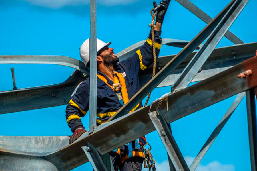 Liniero trabaja en torre de alta tensión derribada por el huracán Rafael.