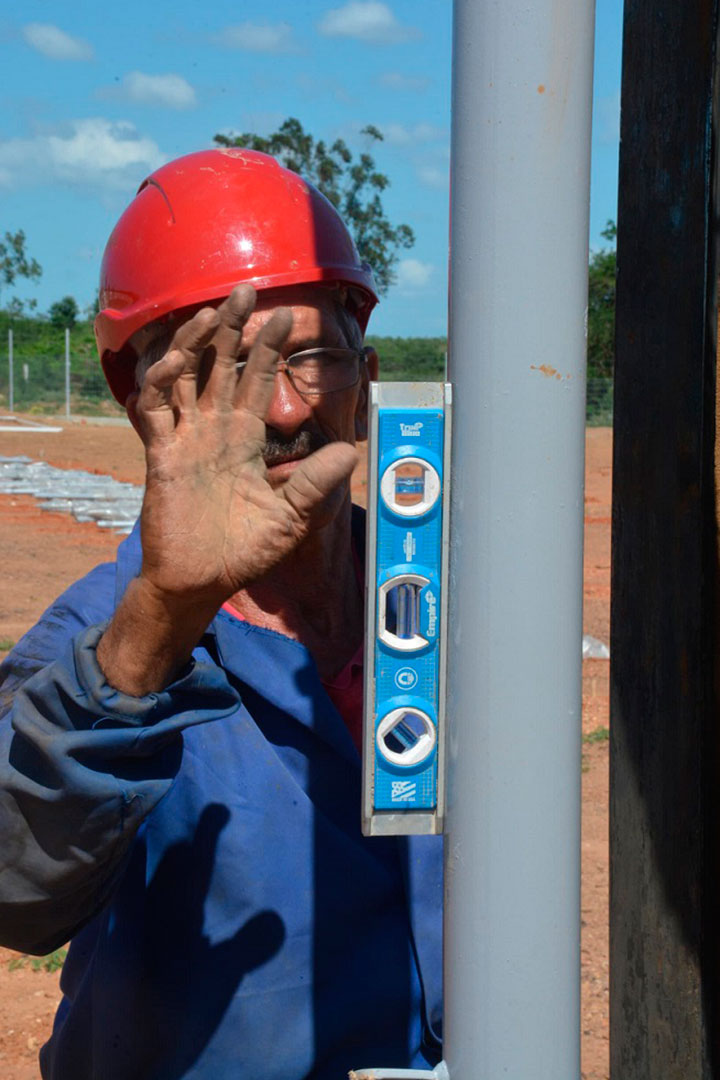 Trabajo de precisión en el parque solar fotovoltaico de Bermejal.