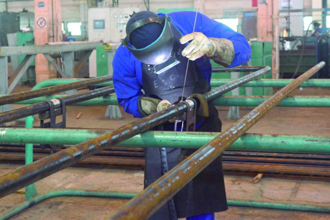 Obrero fabricando piezas