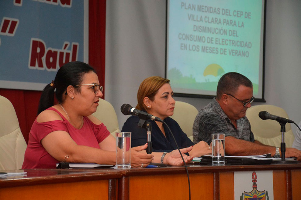 Sucely Morfa González, primera secretaria del Partido en Villa Clara, y la gobernadora del la provincia, Milaxy Sánchez Armas, y Leonardo Barreto Valdivia, coordinador de Programas y Objetivos del Gobierno.