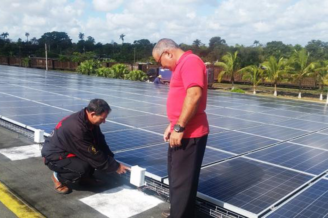 Trabajadores instalando paneles solares