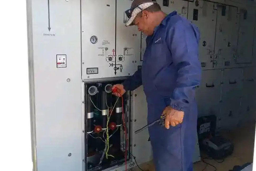 Trabajador en la conexión  de parque fotovoltaico