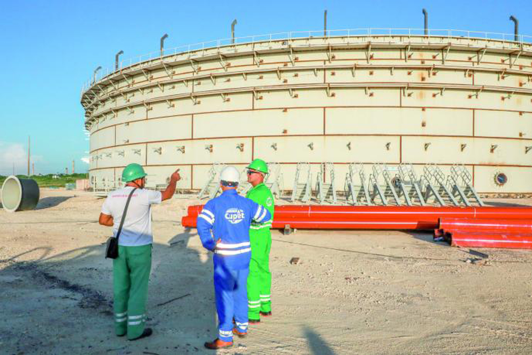 Tanque de petróleo en construcción