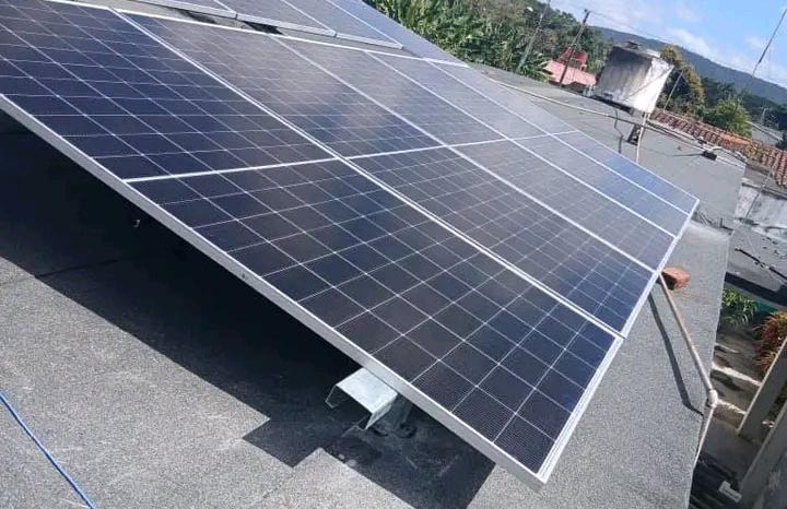 Paciente con necesidades médicas beneficiado con sistema fotovoltaico para el hogar.
