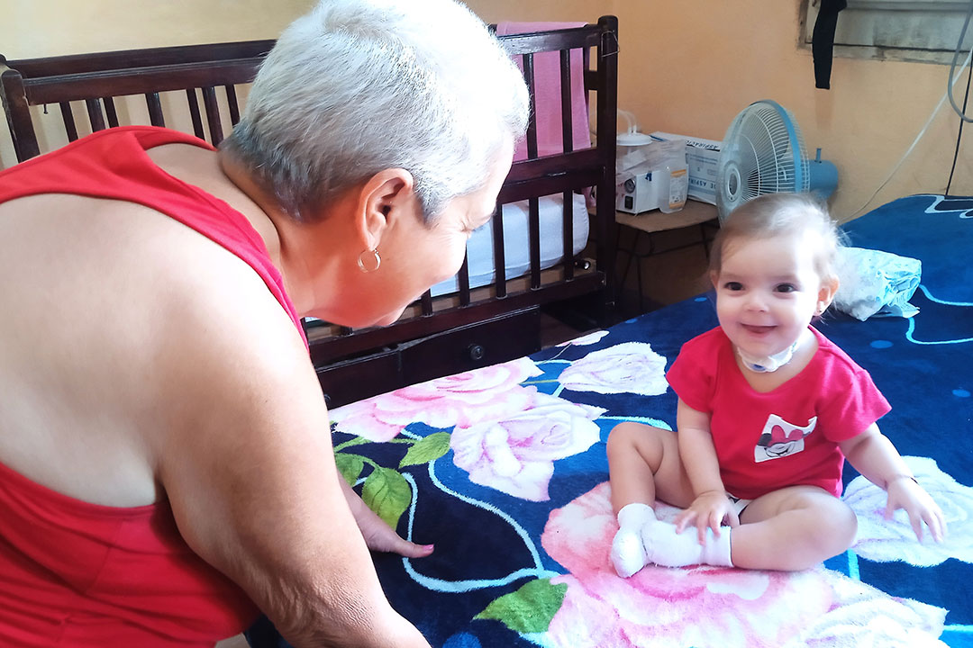 Niña pequeña con necesidades médicas en el hogar beneficiado por un sistema fotovoltaico.