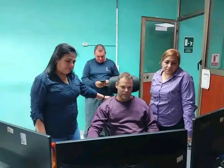 Susely Morfa González, primera secretaria del Partido Comunista de Cuba en Villa Clara (a la derecha) y la gobernadora de la provincia, Milaxy Yanet Sánchez Armas, acudieron al despacho de carga para constatar la situación electroenergética del territorio. (Foto: Oscar Salabarría Martínez)