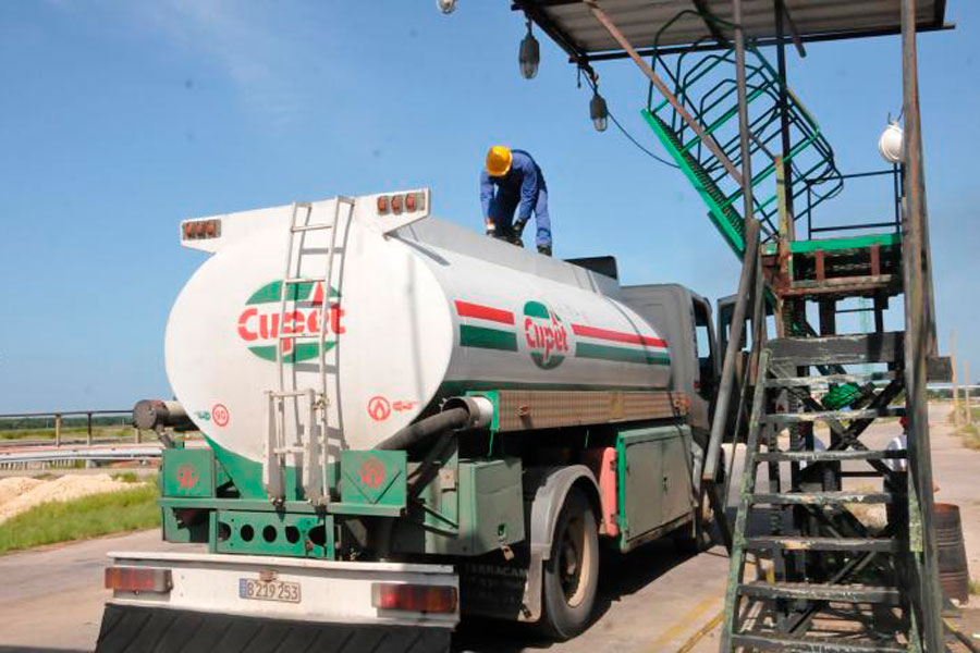 Camión cisterna de Cupet carga crudo llegado de Rusia.