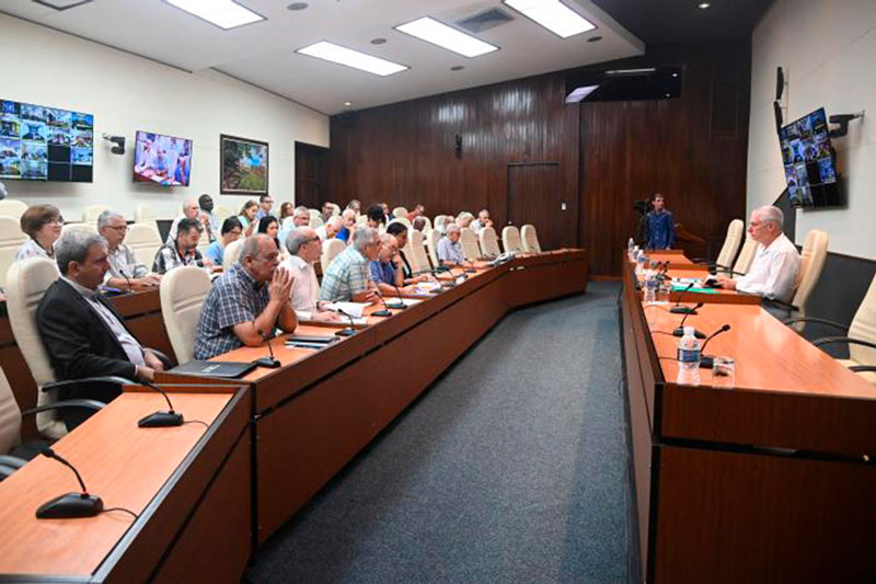 Reunión del presidente cubano con expertos y científicos.