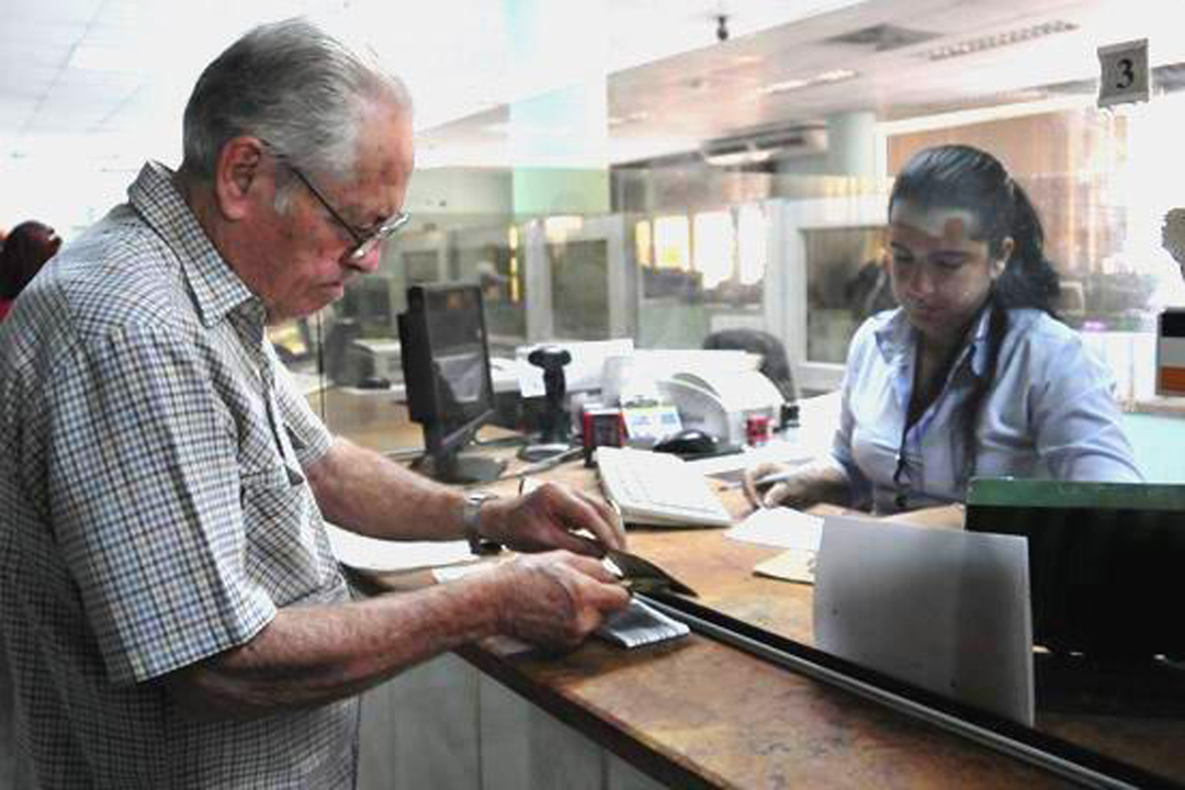 Jubilado cobrando en un banco