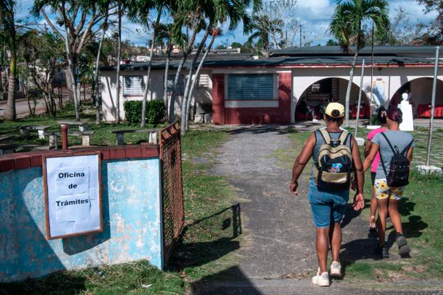 Oficina de trámites en Cuba.