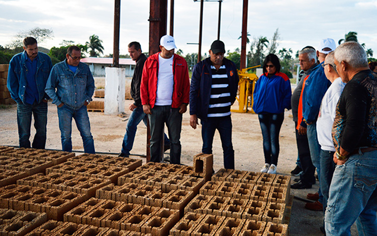 En la planta de asfalto «Osvaldo Herrera», ahora en fase prueba tras nueve años de inactividad