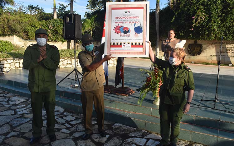 Recibe el reconocimiento el director del centro, Dr. Jorge Eduardo Berrio íguila por parte de Yudí­ Rodrí­guez Hernández, presidenta del CDP, y Alberto López Dí­az, su vicepresidente
