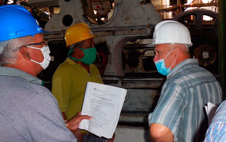 Andrés Durán Fundora (izquierda), director de la Empresa Azucarera detalló aspectos de las reparaciones industriales en los seis ingenios que harán zafra en la provincia. (Foto Luis Machado Ordetx). Andrés Durán Fundora (izquierda), director de la Empresa Azucarera detalló aspectos de las reparaciones industriales en los seis ingenios que harán zafra en la provincia. (Foto Luis Machado Ordetx).
