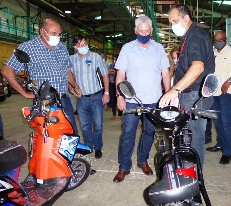 Presidente cubano, Miguel Dí­az-Canel, aprecia producciones de bicicletas