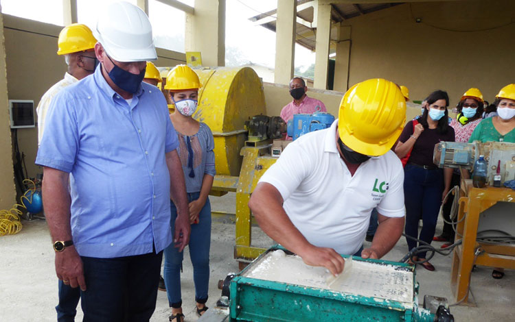 Presidente cubano, Miguel Díaz-Canel, visita la fábrica de tizas en la Universidad Central «Marta Abreu» de Las Villas. 
