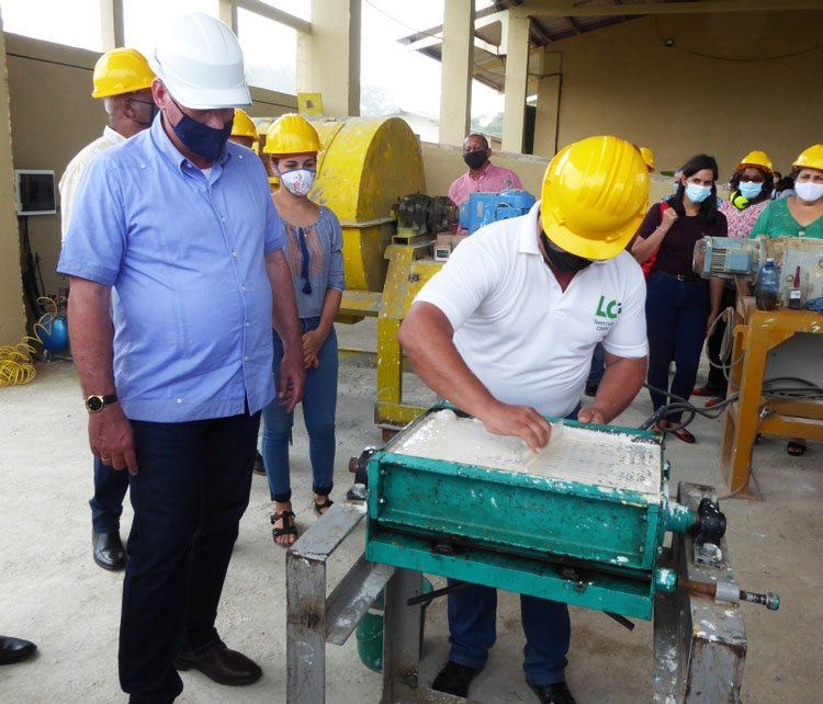Presidente cubano, Miguel Díaz-Canel, visita la fábrica de tizas en la Universidad Central «Marta Abreu» de Las Villas. 