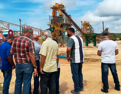 Ministro de la Construcción visita cantera El Purio, de Encrucijada.