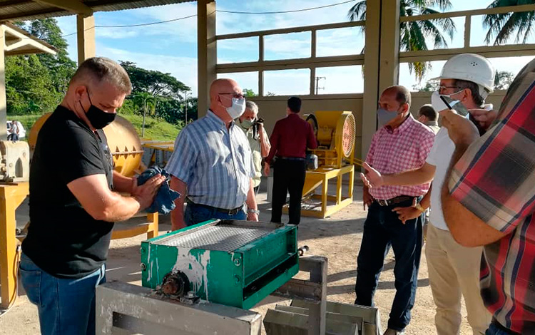 Ministro de la Construcción visita centros productivos de la Universidad Central de Las Villas.