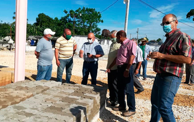 Ministro de la Construcción recorre instalaciones de Villa Clara.