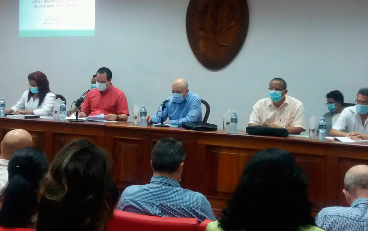 Vice primer ministro Roberto Morales Ojeda y ministro de Salud, José Ángel Portal Miranda, en visita a Villa Clara.