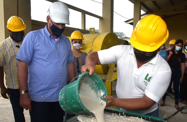 Presidente de la República de Cuba visita empresa agropecuaria Valle del Yabú.