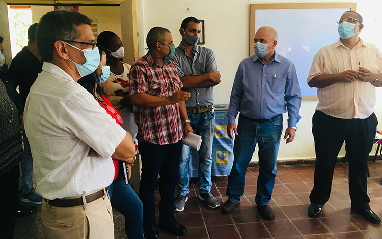 El vice primer ministro de Cuba Roberto Morales Ojeda durante la visita a la ESBU Antonio Guiteras, de Cifuentes, Villa Clara. 