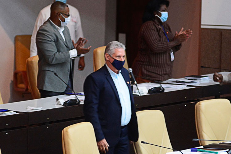 Presidente cubano, Miguel Díaz-Canel, preside segunda jornada de trabajo de los diputados.