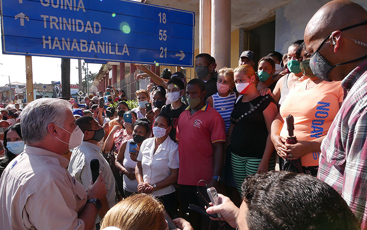 Presidente cubano, Miguel Díaz-Canel Bermúdez, conversa con el pueblo de Manicaragua, en recorrido por ese municipio afectado por la tormenta tropical Eta.