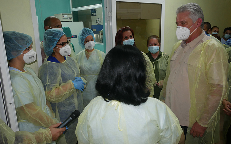 Presidente de Cuba, Miguel Díaz-Canel, visitó el Laboratorio Provincial de Microbiología. Presidente de Cuba, Miguel Díaz-Canel, visitó el Laboratorio Provincial de Microbiología.