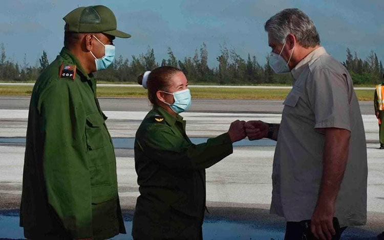 Presidente de Cuba. Miguel Díaz-Canel Bermúdez, arriba a Santa Clara el 12 de noviembre de 2020. Presidente de Cuba. Miguel Díaz-Canel Bermúdez, es recibido en Santa Clara por Yudí Rodríguez Hernández, presidenta del Consejo de Defensa Provincial, el 12 de noviembre de 2020.