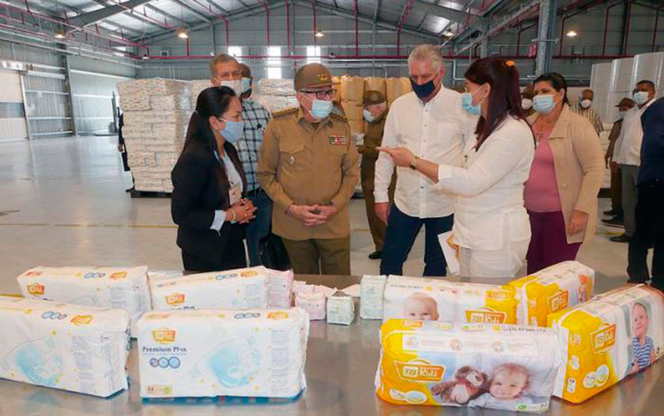 Raúl Castro Ruz y Miguel Díaz-Canel visitan fábrica de pañales desechables de la Zona Especial de Desarrollo Mariel.