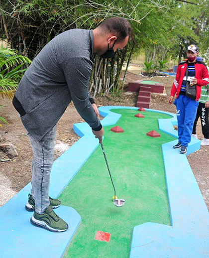 Mini Golf en el complejo recreativo Arcoí­ris, de Santa Clara.